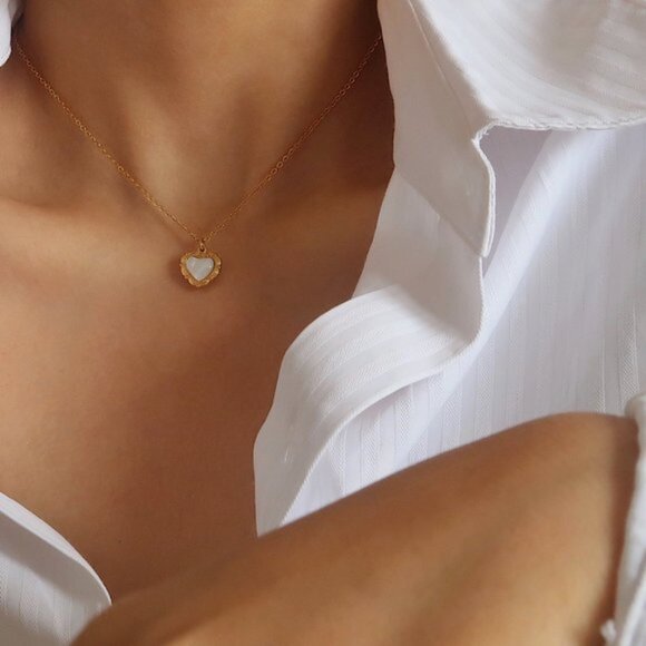 NEW 18K Gold Plated Shell Embossed Heart Love Necklace - Picture 3 of 12